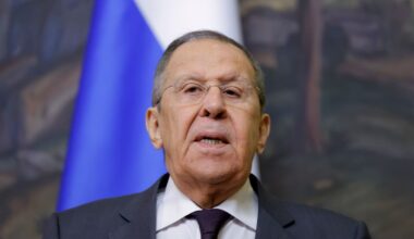 El comentado jersey con el que ha aparecido el ministro de Exteriores ruso a la reunión con Trump | Internacional