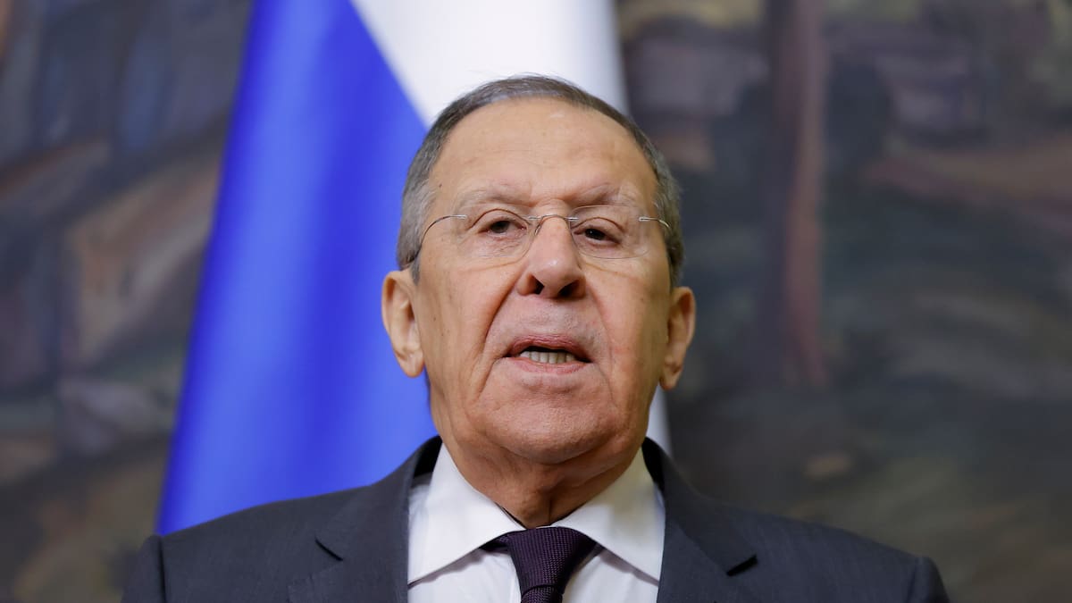 El comentado jersey con el que ha aparecido el ministro de Exteriores ruso a la reunión con Trump | Internacional