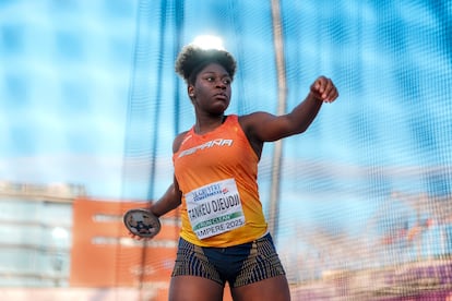 La atleta española Andrea Tankeu gana la medalla de oro en lanzamiento de disco femenino en el Campeonato de Europa Sub20, este viernes.