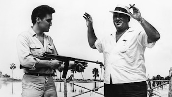 Elvis Presley con su representante,