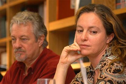 La directora teatral Irina Brook, con el gerente del Festival de Otoño, José Manuel Gorospe, en noviembre de 2004.
