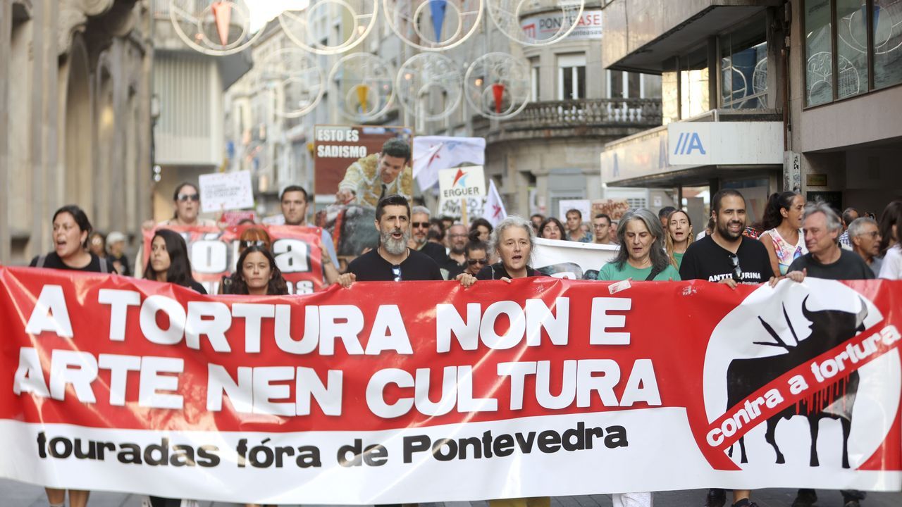 Una «performance» seguida de una marcha pide en Pontevedra la abolición de los toros