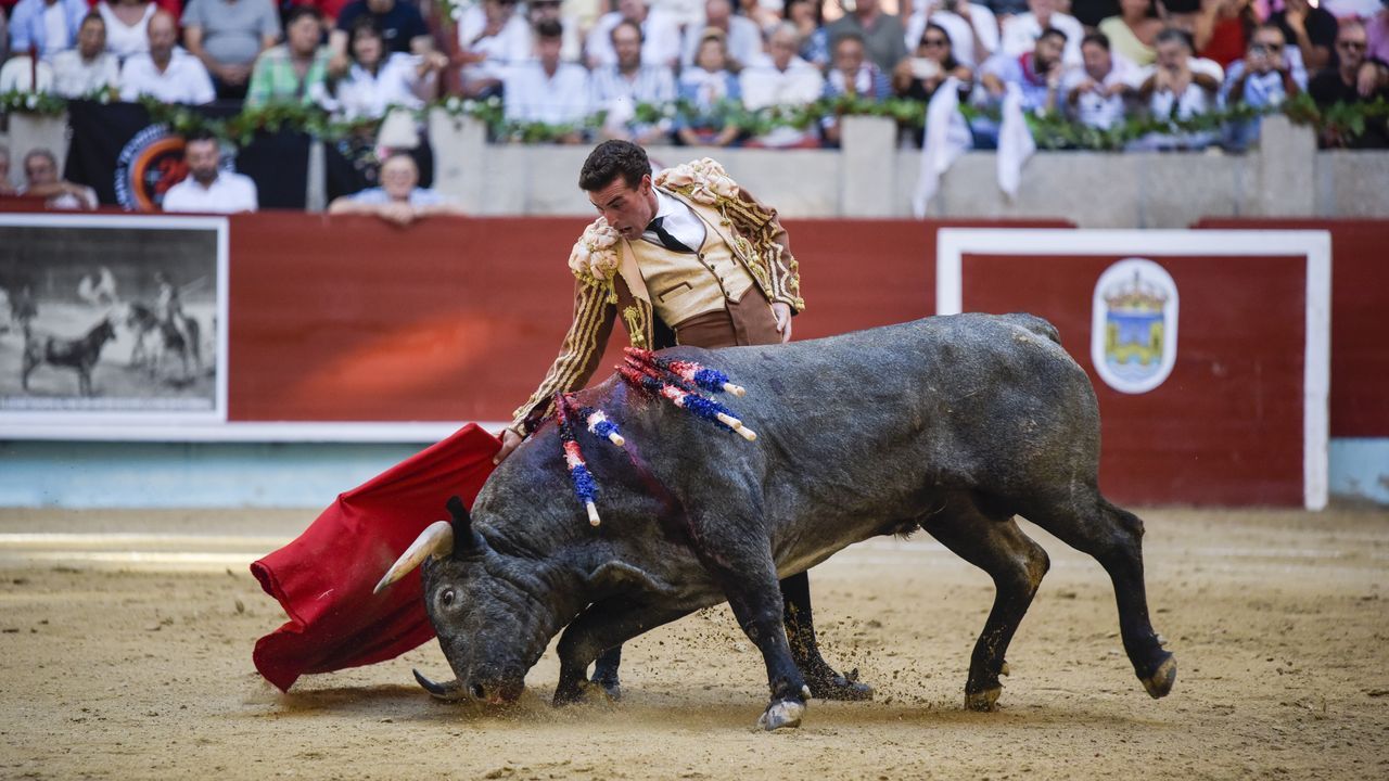 La ganadería Victorino se gana el tercer indulto de la historia del coso de San Roque - La Voz de Galicia