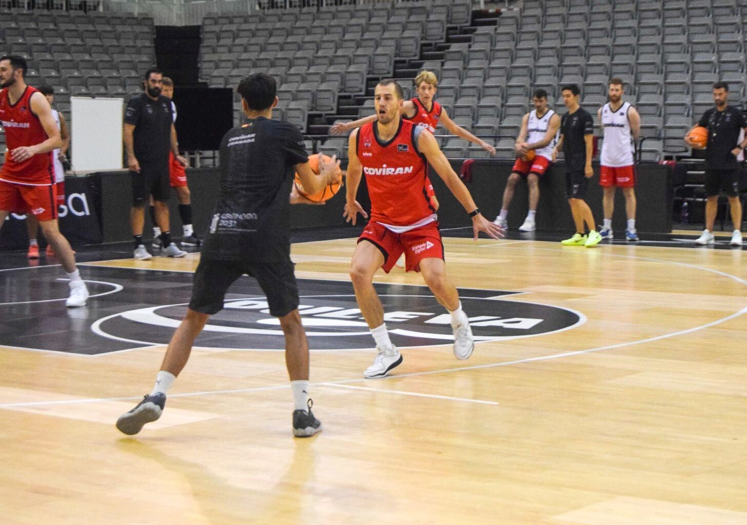 Matt Thomas entrena a medio gas por primera vez
