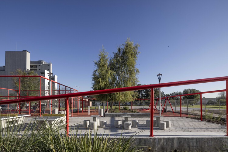 Plaza Barrio Olímpico  / Región Austral  - Fotografía exterior, Barandas
