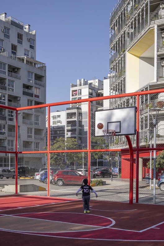 Plaza Barrio Olímpico  / Región Austral  - Fotografía exterior, Fachada