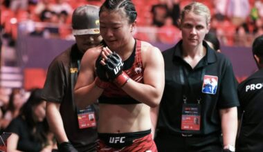 La china Shi Ming reacciona tras su combate contra la brasileña Bruna Brasil durante el evento de peso paja femenino del UFC Fight Night en Shanghái, el 22 de agosto de 2025.
