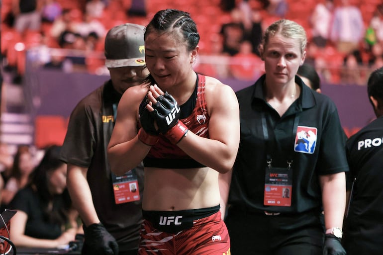 La china Shi Ming reacciona tras su combate contra la brasileña Bruna Brasil durante el evento de peso paja femenino del UFC Fight Night en Shanghái, el 22 de agosto de 2025.