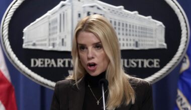 Pam Bondi despide al empleado del Departamento de Justicia que le arrojó un sándwich a un agente de la CBP
