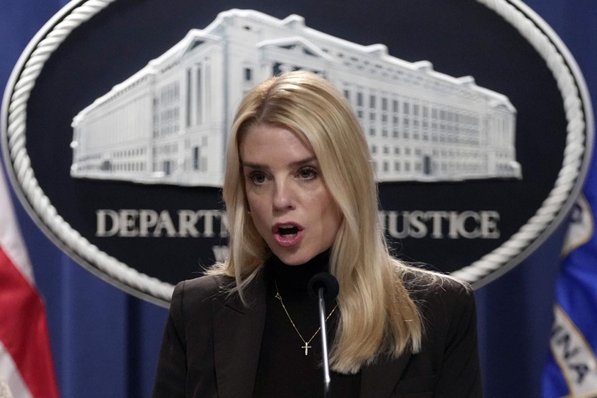 Pam Bondi despide al empleado del Departamento de Justicia que le arrojó un sándwich a un agente de la CBP