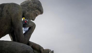 Una escultura de “El pensador” de Rodin denuncia la contaminación por plásticos frente a la ONU