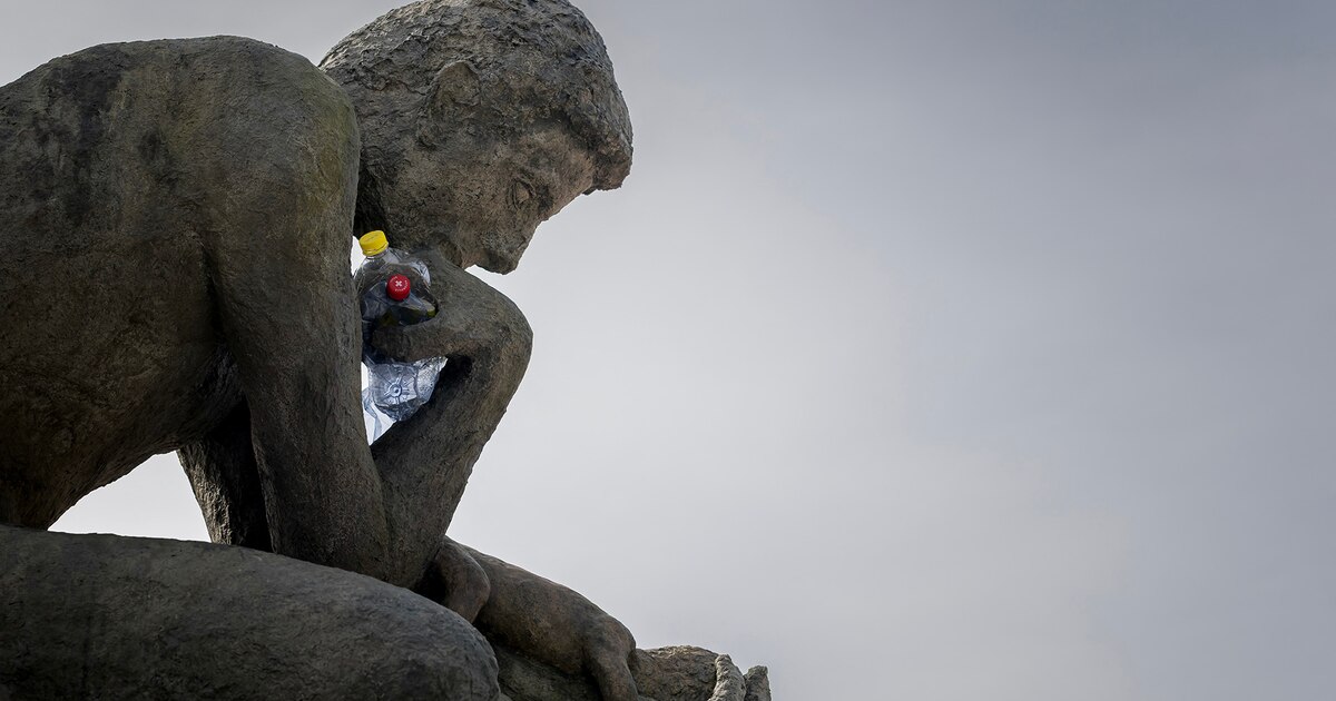Una escultura de “El pensador” de Rodin denuncia la contaminación por plásticos frente a la ONU