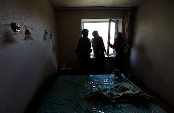 Rescatistas dentro de un edificio