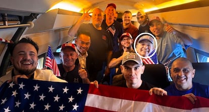 Imagen del grupo de liberados publicada por la Embajada de EE. UU. en Venezuela, donde aparece Dahud Hanid Ortiz, quien ha sido señalado por este periódico con un círculo blanco para facilitar su reconocimiento.
