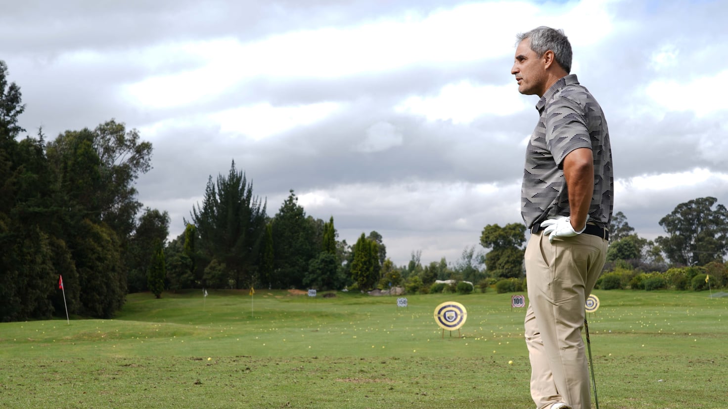 El swing de Montoya en un día de golf en Pueblo Viejo