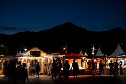 El mercadillo del Rototom, con el perfil del Desert de les Palmes de fondo.