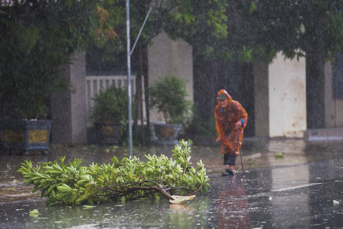 El tifón ‘Kajiki’ anega la isla china de Hainan y pone en “máxima alerta” a Vietnam | Internacional