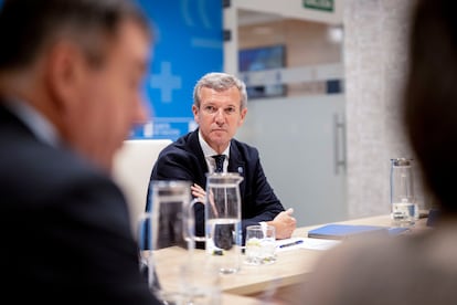 El presidente Alfonso Rueda, durante la reunión extraordinaria del Gobierno de la Xunta este viernes.  