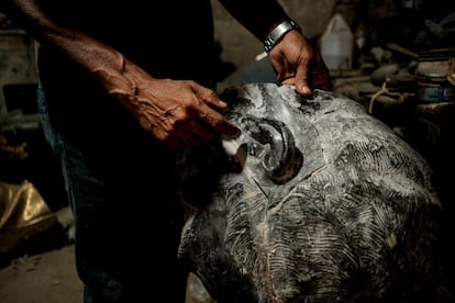 Yino Márquez muestra el molde de una escultura utilizado en el proceso de fundición.