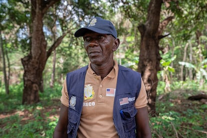 El trabajador comunitario Alhassane Camara viste aún su chaleco de USAID. Asegura, desde Keleya, estar preocupado por la salud de la comunidad y por su propio futuro económico.  
