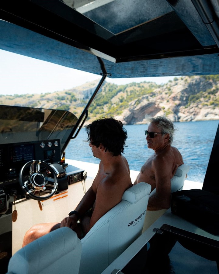 Vacaciones de lujo: Carlos Sainz y su padre, el Matador, disfrutan del Mediterráneo en yate.