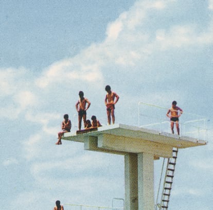 En los fragmentos de parques acuáticos en uso se replican situaciones que podrían ser de cualquier instalación del mundo, como la de la espera en un trampolín.