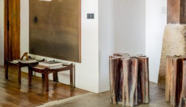 Este ‘baserri’ vasco del siglo XIX se ha convertido en una galería de arte donde los contrastes conviven en armonía