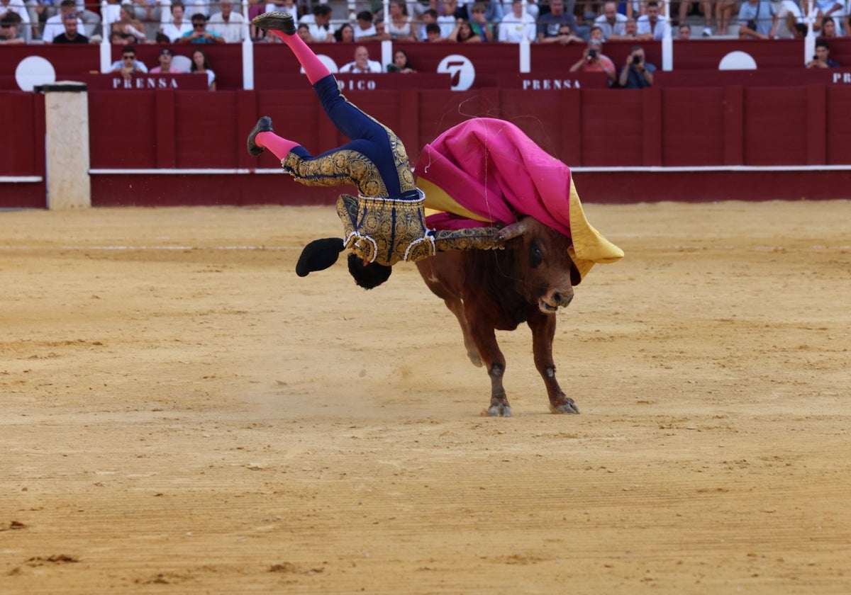 Artazos, alumno de la Escuela de Tauromaquia de Valencia, cogido de gravedad