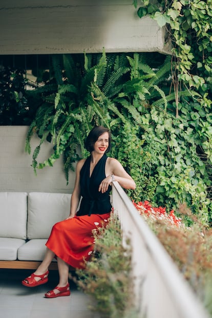 Inés Esnal, en la terraza del salón, con la vegetación integrada en el edificio proyectada por su autor.