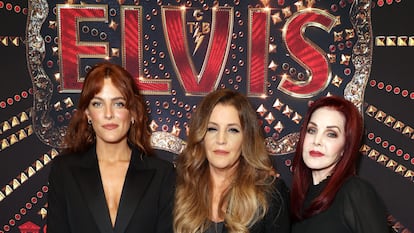 De izquierda a derecha, Riley Keough, Lisa Marie Presley y Priscilla Presley, el 11 de junio de 2022, en una proyección especial de la película 'Elvis' en Memphis (Tennessee, EE UU).