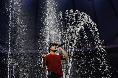 El cantante granadino Dellafuente durante su último concierto en el estadio Metropolitano, en Madrid.