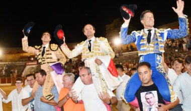 Puerta grande para Ferrera, 'El Fandi' y Escribano en una tarde de calor en Baeza