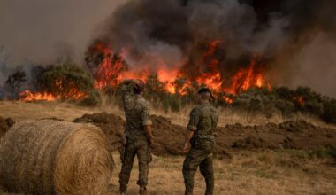 Los servicios de emergencia encaran una nueva jornada con 20 incendios graves activos, pero la meteorología a su favor | España