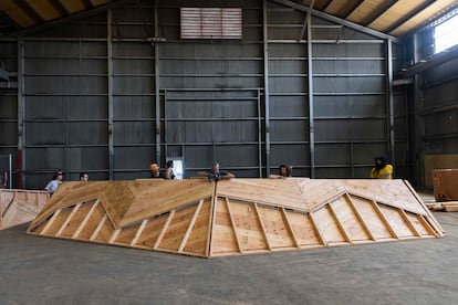 Construcción del templo de Burning Man en una nave de Oakland. 