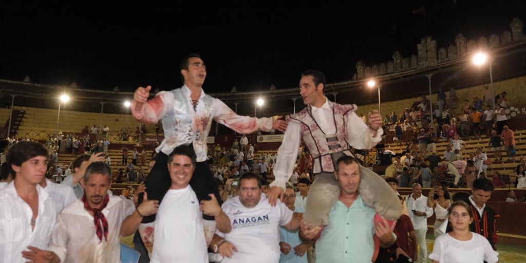 El Fandi y Pepe Moral salen a hombros del coso sanluqueño