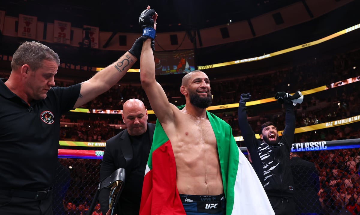 Khamzat Chimaev se apodera del cinturón mediano de la UFC