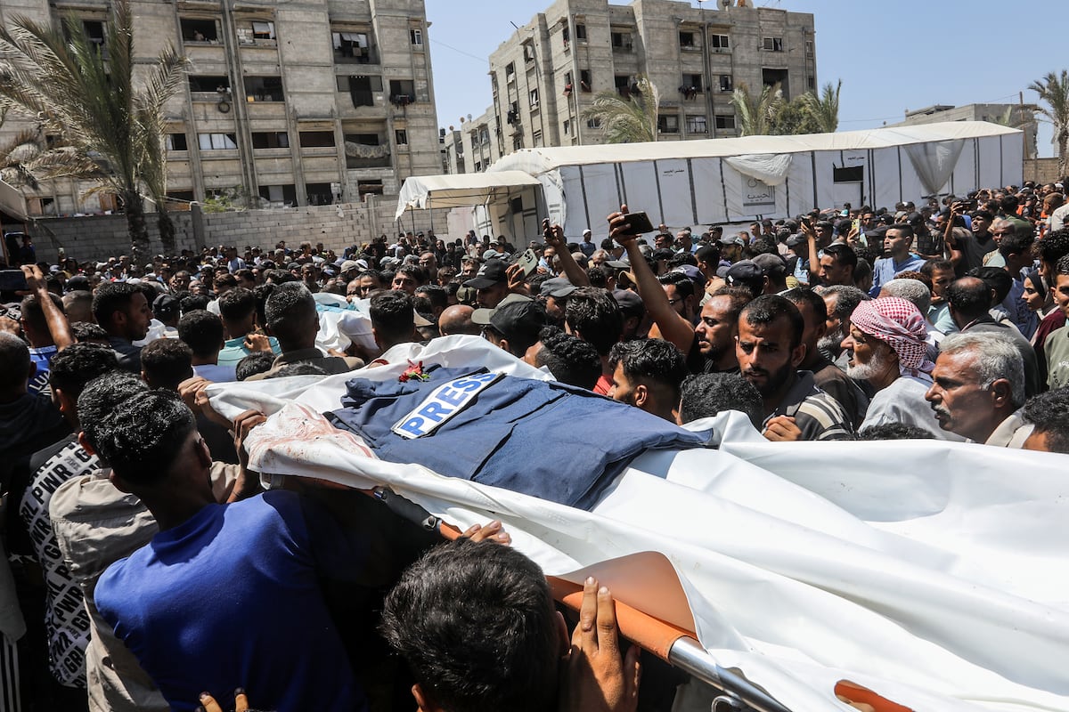 Dos ataques israelíes contra el hospital Nasser en Gaza matan al menos a 20 personas, entre ellas cinco periodistas | Internacional