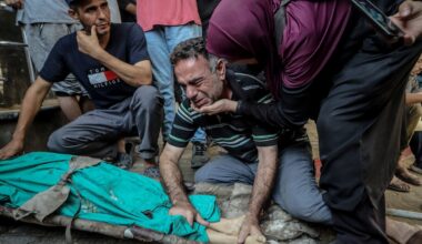 Un hombre llora ante el cadáver de un niño víctima de los ataques israelíes, este domingo en Ciudad de Gaza.