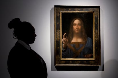 Una mujer observa el cuadro 'Salvator Mundi' en Nueva York, en la exhibición de la casa de subastas Christie's.