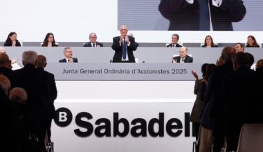 El Sabadell se juega ante sus accionistas blindarse del BBVA con la venta de la británica TSB | Economía