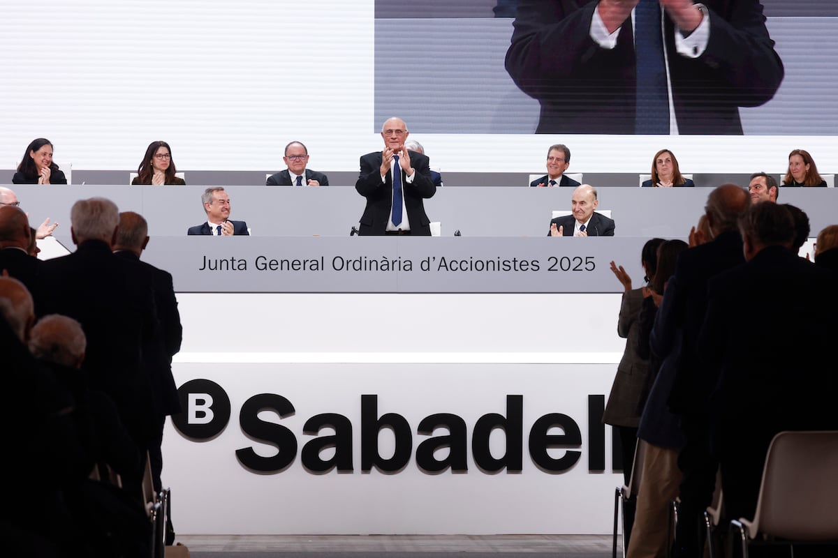 El Sabadell se juega ante sus accionistas blindarse del BBVA con la venta de la británica TSB | Economía