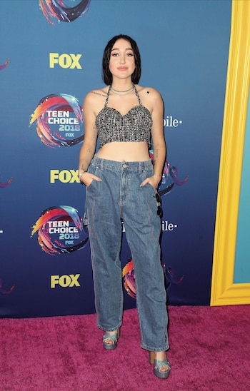 Noah Cyrus firmó su primer