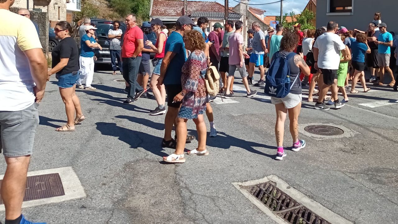 Un conductor embiste a manifestantes en un paso de cebra de Cangas que cortaban el tráfico, atropella a un vecino y se fuga