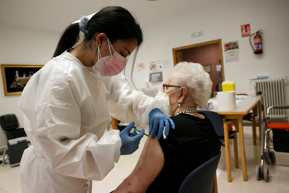 Castilla y León vacunará este otoño contra el virus respiratorio sincitial a los mayores de residencias con una inversión de 8,5 millones