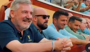 Manuel Vizcaíno disfruta junto a Germán Beardo y Joaquín del toreo de Morante en El Puerto