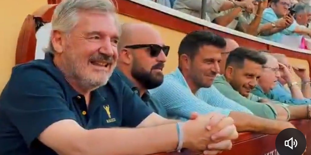 Manuel Vizcaíno disfruta junto a Germán Beardo y Joaquín del toreo de Morante en El Puerto