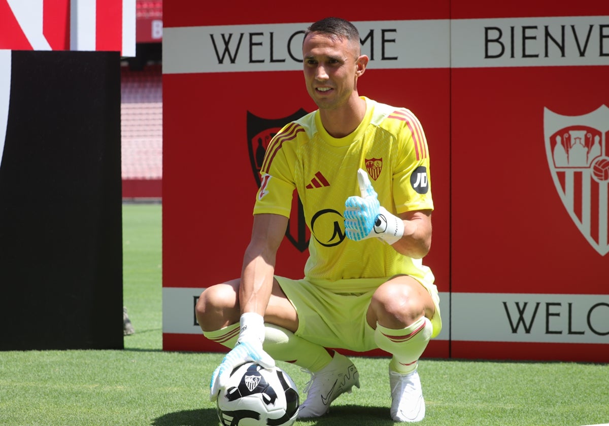 Vlachodimos, durante su presentación con el Sevilla