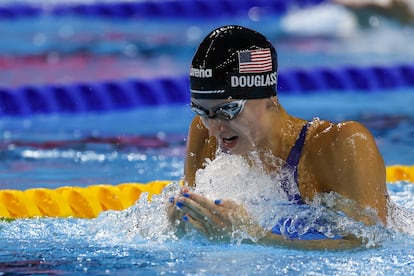 Kate Douglass nada la segunda posta de la final del relevo de 4x100 estilos, este domingo en el Mundial.
