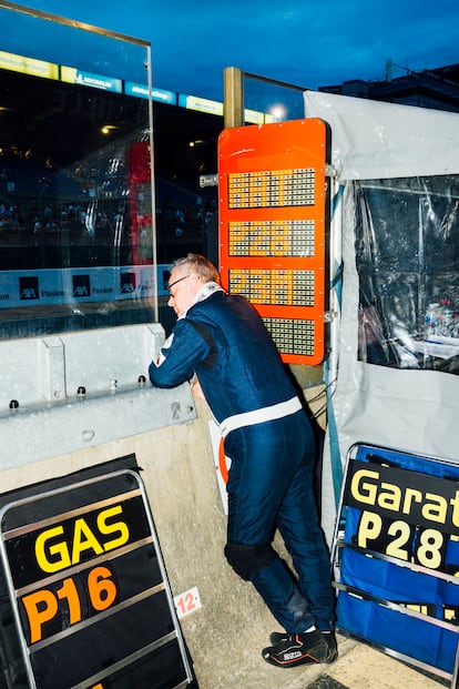 Un espectador observa el pit lane de Le Mans durante la carrera de coches clásicos en julio.