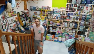 Un libro, material escolar… y la cercanía del comercio local